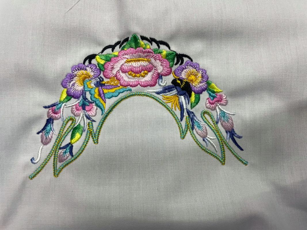 云南壮族风情电脑绣花鞋面布 传统与现代的完美融合